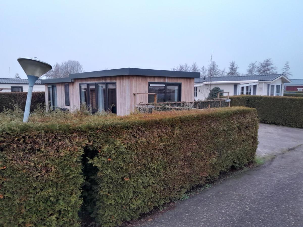 Luxe 5 Persoons Bungalow Op Rustig Vakantiepark Nabij Leeuwarden Dronrijp Buitenkant foto